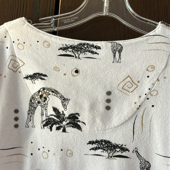 Keneth too! Vintage 3/4 sleeved white top with giraffes. Size XL - Picture 9 of 9
